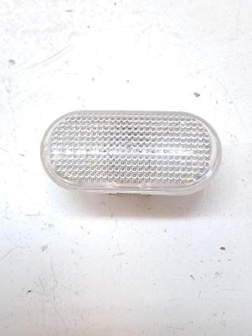 Powtarzacz kierunkowskazu na błotniku 8200257684 RENAULT
