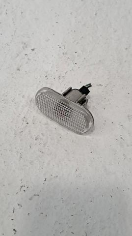 Powtarzacz kierunkowskazu na błotniku 8200257684 RENAULT