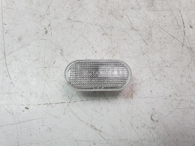 Powtarzacz kierunkowskazu na błotniku 8200257684 RENAULT
