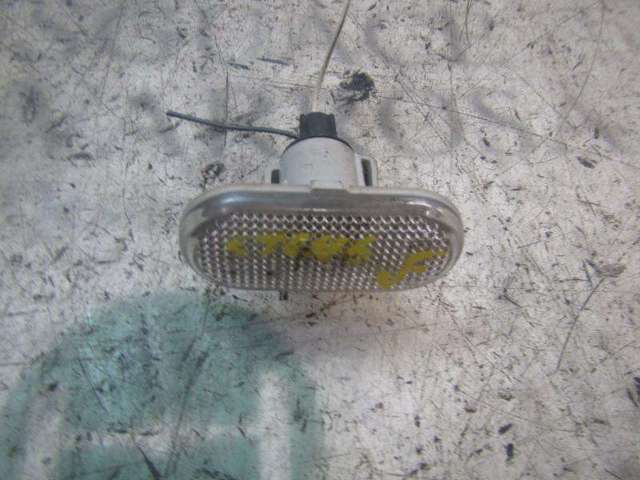 Powtarzacz kierunkowskazu na błotniku 8200257684 RENAULT