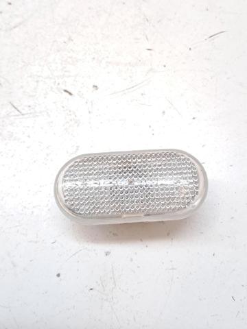 Powtarzacz kierunkowskazu na błotniku 8200257684 RENAULT