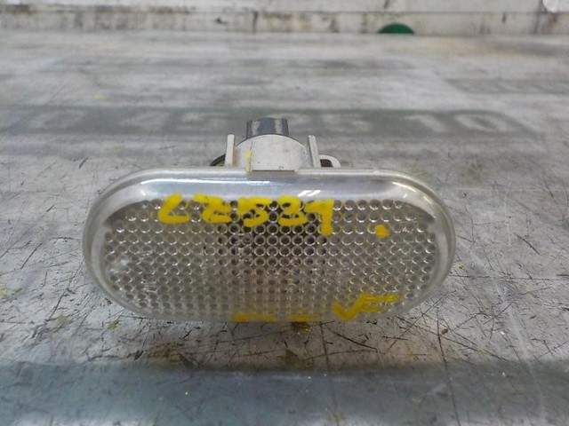Powtarzacz kierunkowskazu na błotniku 8200257684 RENAULT