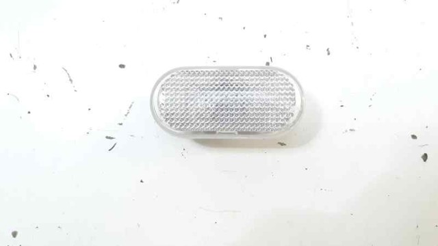 Powtarzacz kierunkowskazu na błotniku 8200257684 RENAULT