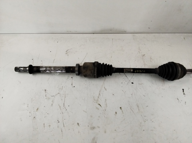 Półoś napędowa przednia prawa 8200264665 RENAULT