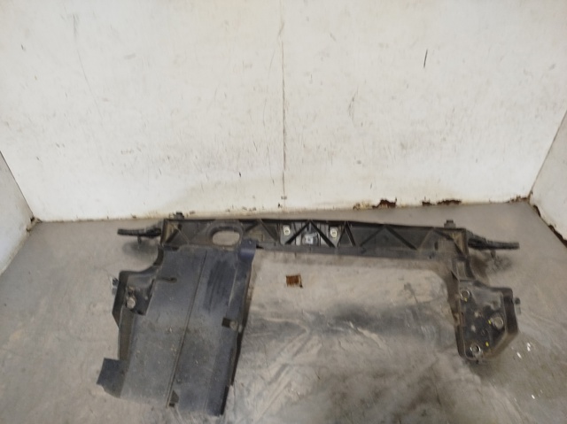 Osłona chłodnicy kompletna (panel mocowania reflektorów) 8200290143 RENAULT