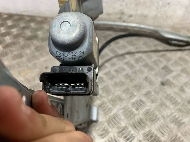 Mechanizm podnoszenia szyby drzwi przednich lewych 8200291148 RENAULT