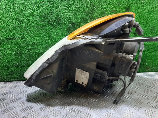 Reflektor prawy 8200301831 RENAULT