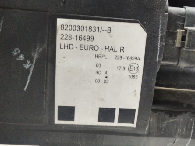 Reflektor prawy 8200301831 RENAULT