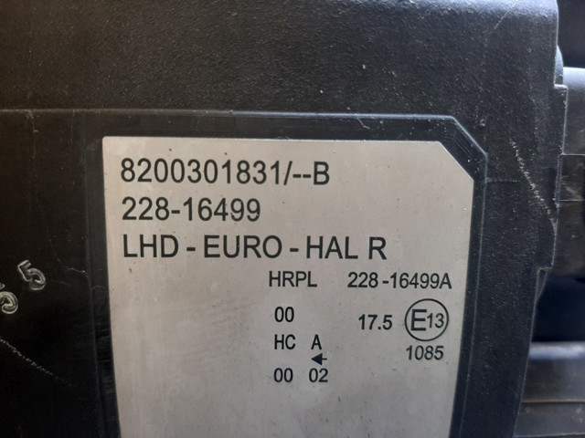 Reflektor prawy 8200301831 RENAULT