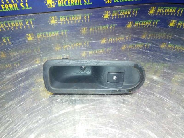 Włącznik przyciskowy podnośnika szyby tylny 8200315024 RENAULT