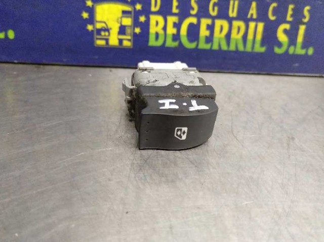 Włącznik przyciskowy podnośnika szyby tylny 8200315024 RENAULT