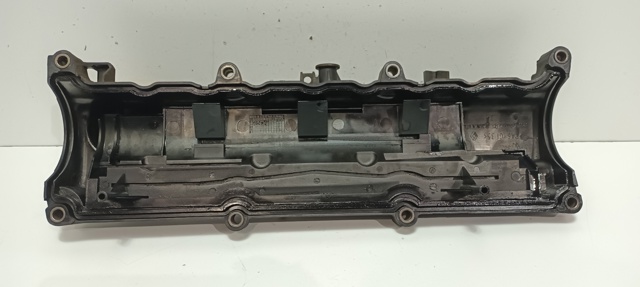 Pokrywa zaworowa 8200379908 RENAULT