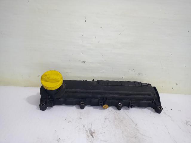 Pokrywa zaworowa 8200379908 RENAULT