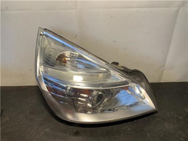 Reflektor prawy 8200394707 RENAULT