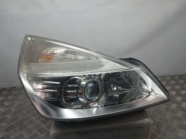 Reflektor prawy 8200394707 RENAULT