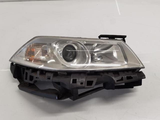 Reflektor prawy 8200412742 RENAULT