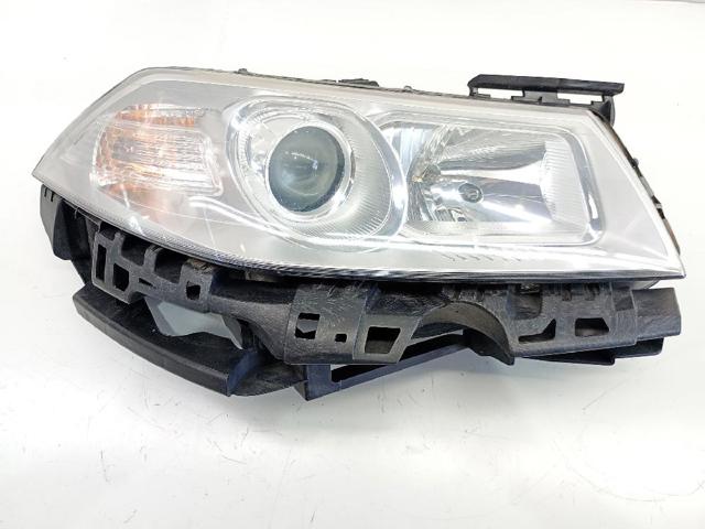 Reflektor prawy 8200412754 RENAULT