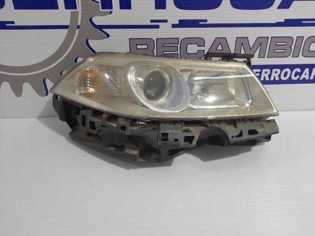 Reflektor prawy 8200412754 RENAULT