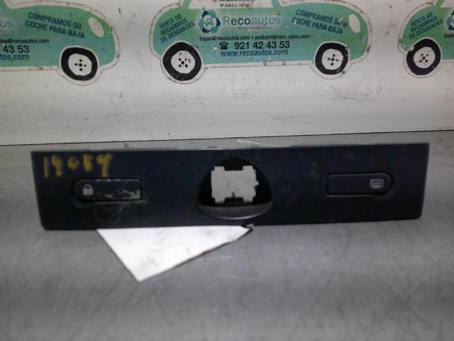Przycisk włączania światła awaryjnego 8200442723 RENAULT