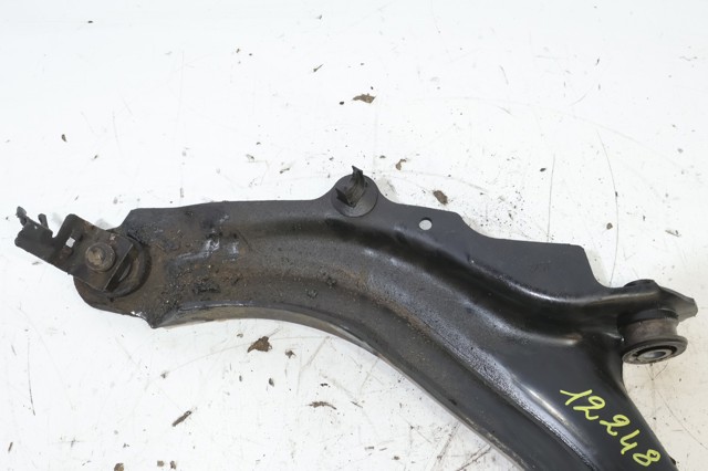 Wahacz zawieszenia przedniego dolny lewy 8200457208 RENAULT