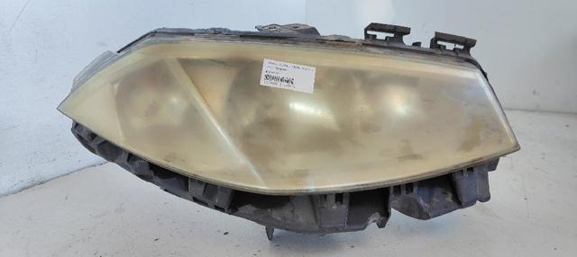 Reflektor prawy 8200476431 RENAULT