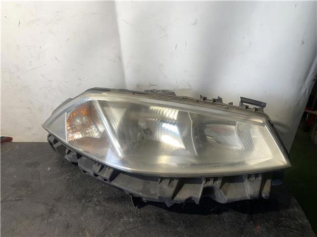 Reflektor prawy 8200476431 RENAULT