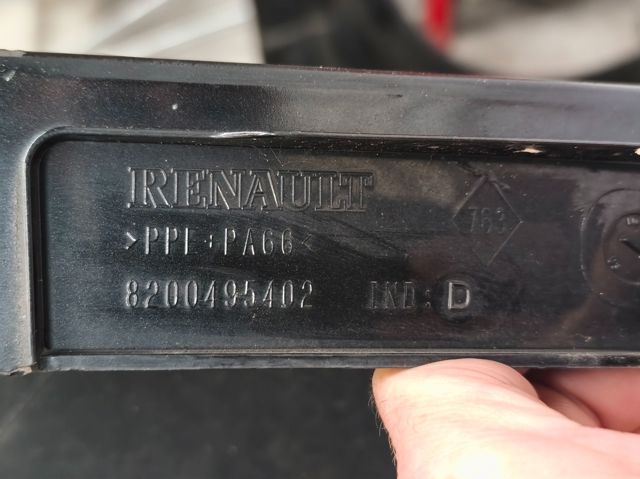 Błotnik przedni lewy 8200495402 RENAULT