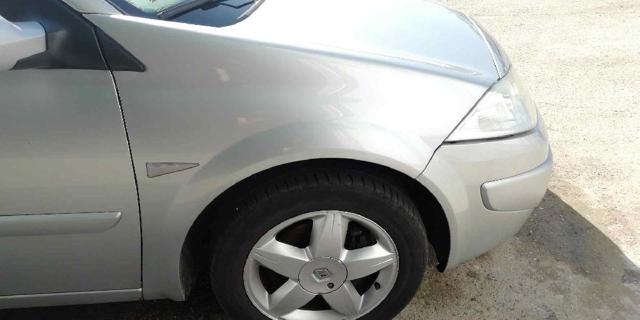Błotnik przedni prawy 8200495406 RENAULT