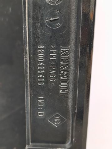 Błotnik przedni prawy 8200495406 RENAULT
