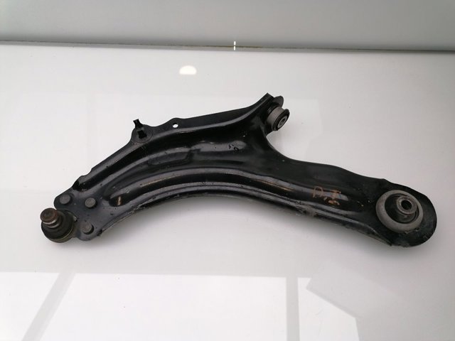 Wahacz zawieszenia przedniego dolny lewy 8200586561 RENAULT