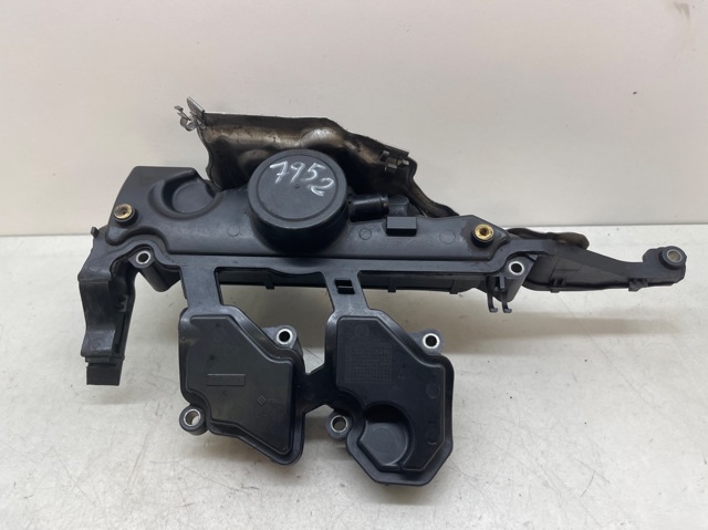 Pokrywa zaworowa 8200673395 RENAULT