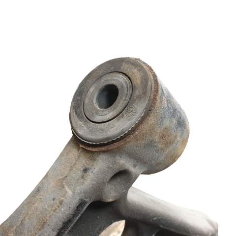 Wahacz zawieszenia przedniego dolny prawy 8200688875 RENAULT