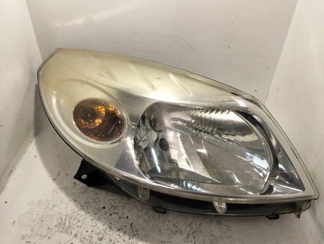 Reflektor prawy 8200733877 RENAULT