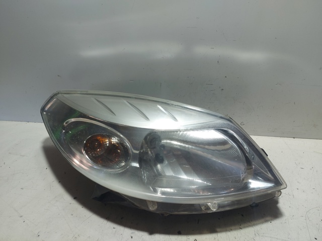 Reflektor prawy 8200733877 RENAULT