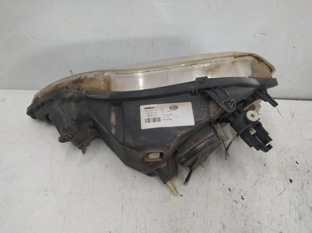 Reflektor prawy 8200744754 RENAULT