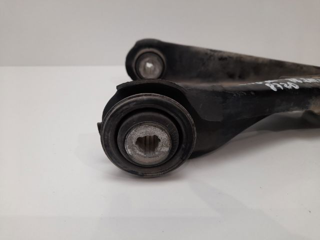 Wahacz zawieszenia przedniego dolny prawy 8200942408 RENAULT