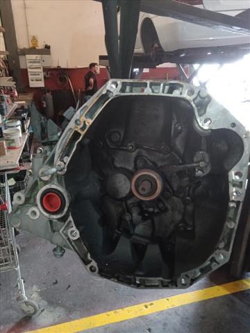 Mechaniczna skrzynia biegów w komplecie 8200973738 RENAULT