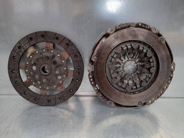 Zestaw sprzęgła (3 części) 8201516550 RENAULT