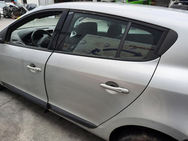 Drzwi tylne lewe 821003885R RENAULT