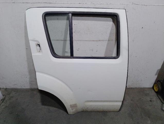 Drzwi tylne prawe 82100EB330 NISSAN
