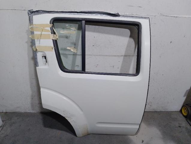 Drzwi tylne prawe 82100EB330 NISSAN