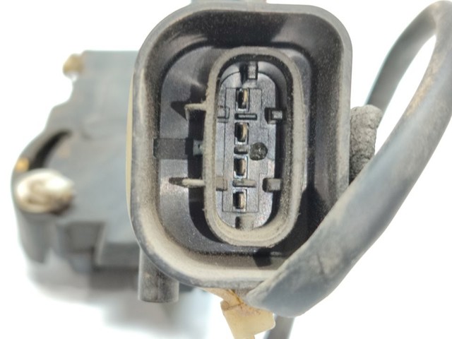 Zamek drzwi przednich prawych 8220165D10 SUZUKI