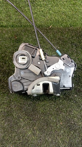 Zamek drzwi przednich lewych 8225065J11 SUZUKI