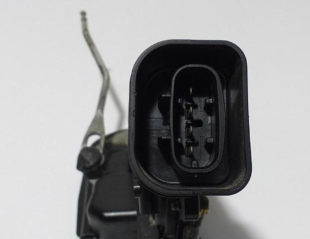 Zamek drzwi tylnych prawych 8230165D11000 SUZUKI