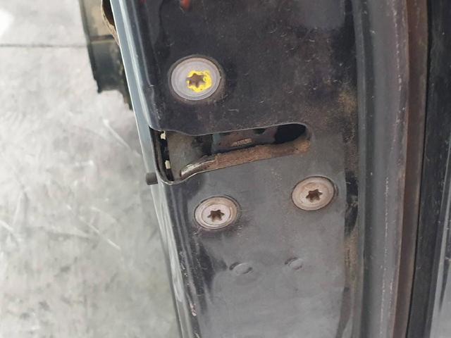 Zamek drzwi tylnych prawych 82500EB305 NISSAN