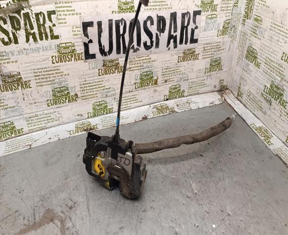 Zamek drzwi tylnych prawych 82500EB305 NISSAN