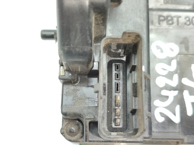 Zamek drzwi tylnych lewych 825014EA2A NISSAN