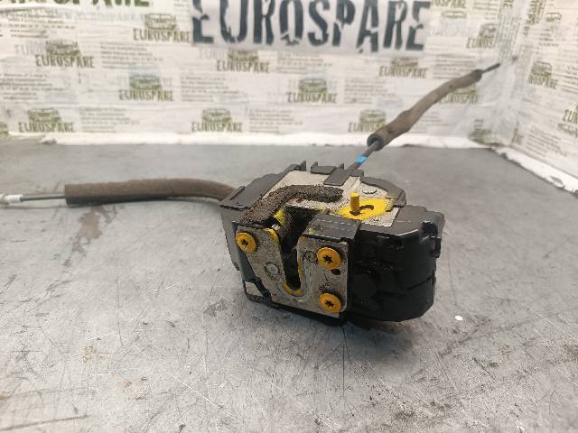 Zamek drzwi tylnych lewych 82501EB305 NISSAN