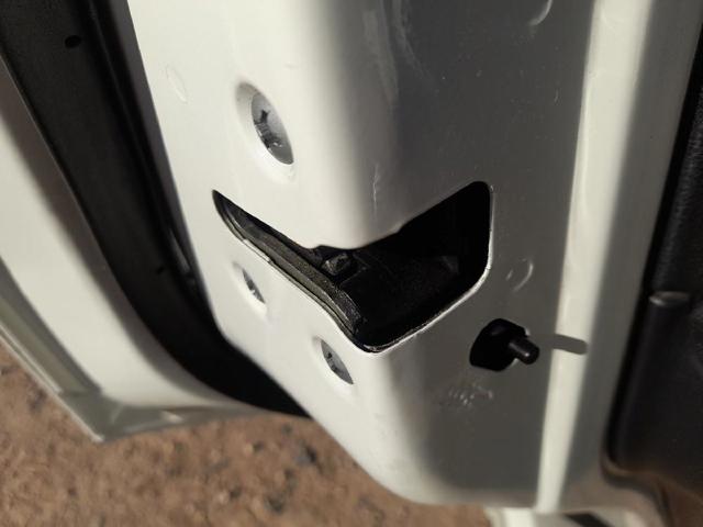 Zamek drzwi tylnych lewych 82501JD90C NISSAN