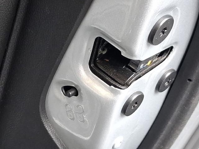 Zamek drzwi tylnych prawych 825023014R RENAULT